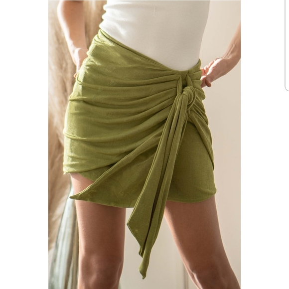 🆕️It Girl Collection// Green Skirt - Picture 10 of 11